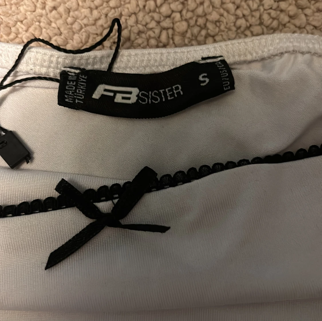 Vit linnetopp med svarta detaljer FB Sister - 2