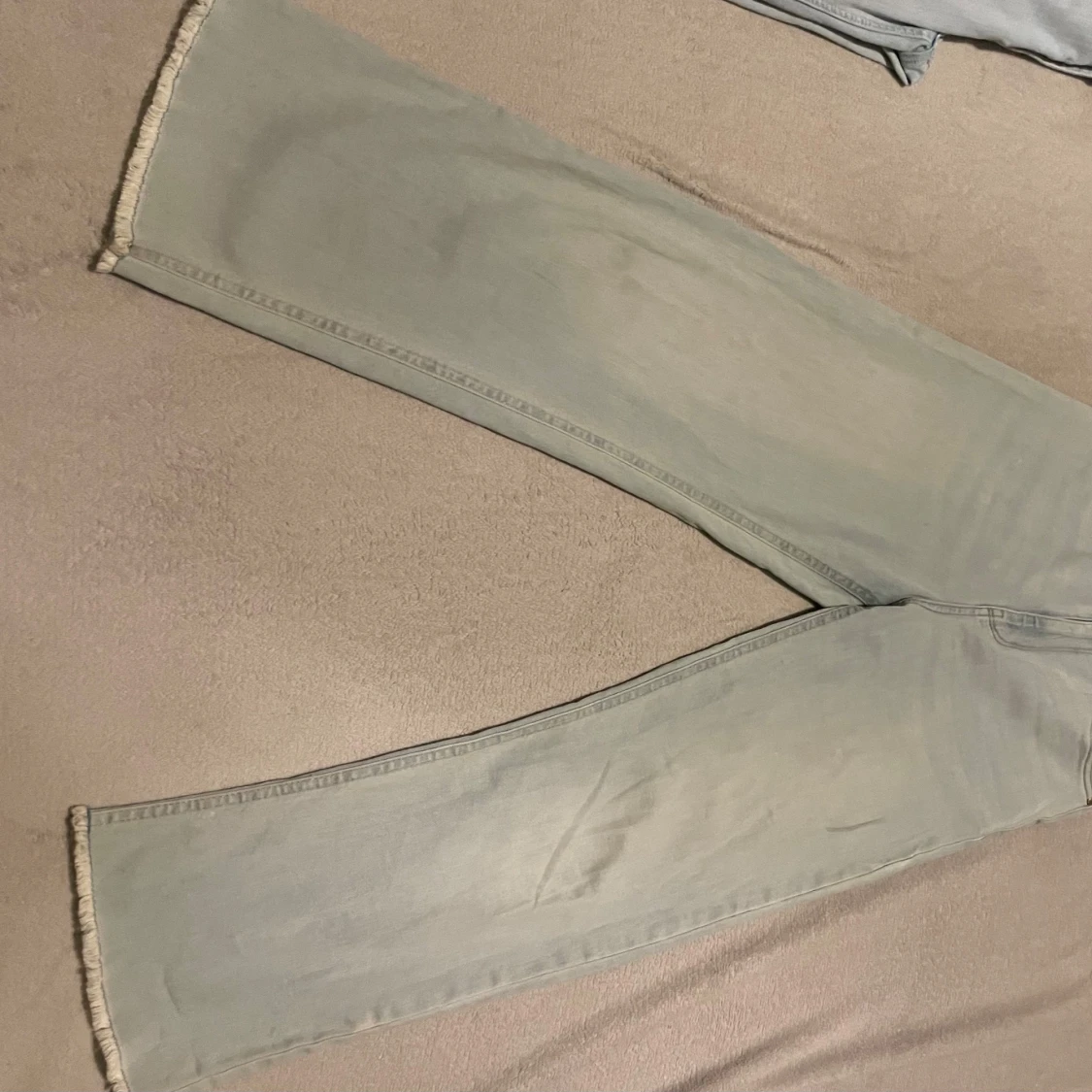 Två par ljusgrå jeans, skinny & wide - 1