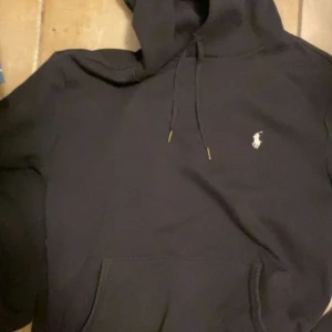 Ralph Lauren hoodie - Säljer en Ralph Lauren hoodie i mycket bra skick. Storlek M. Pris kan diskuteras vid intresse