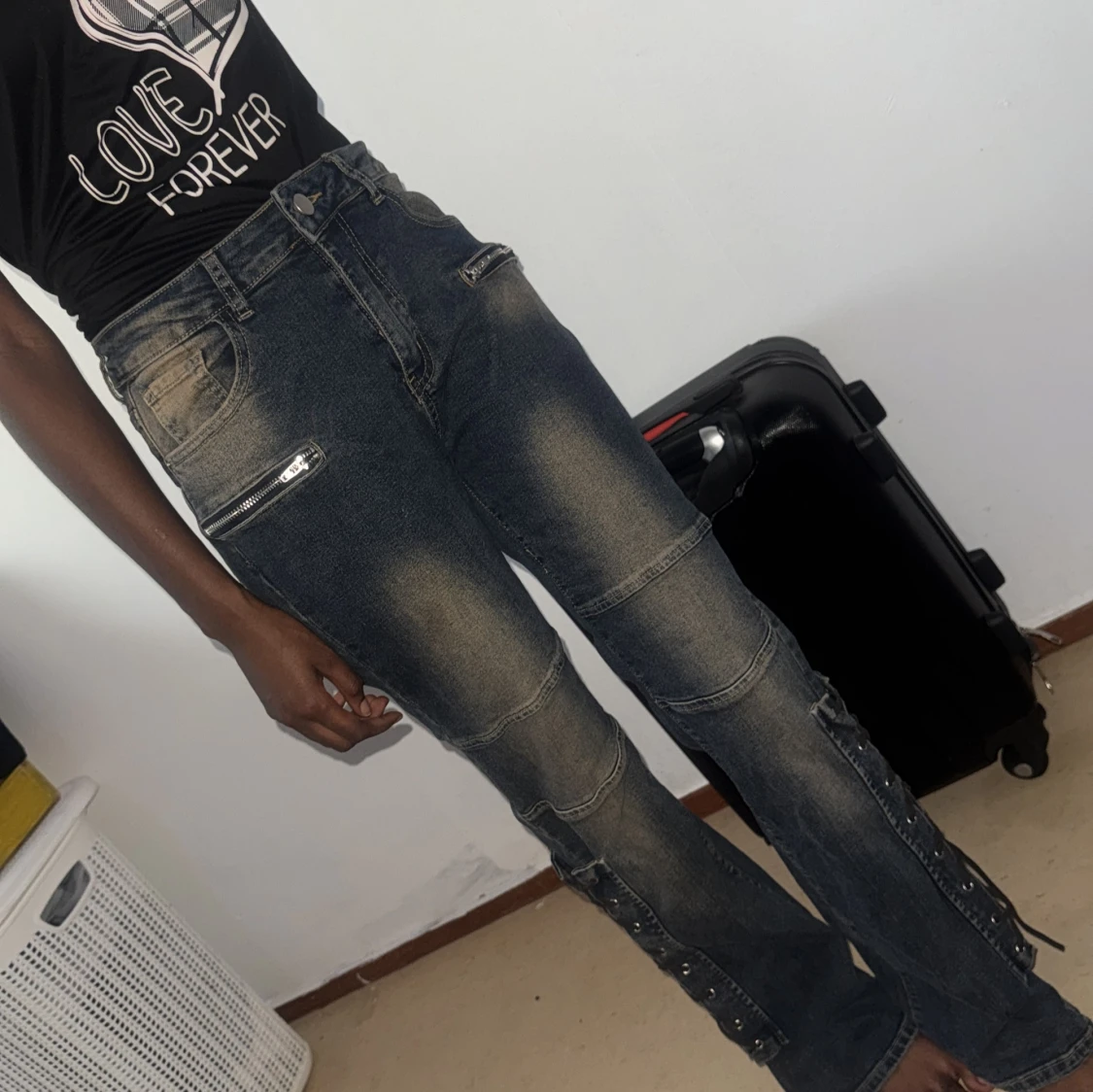 Mörka jeans med snörning och dragkedjor - 1