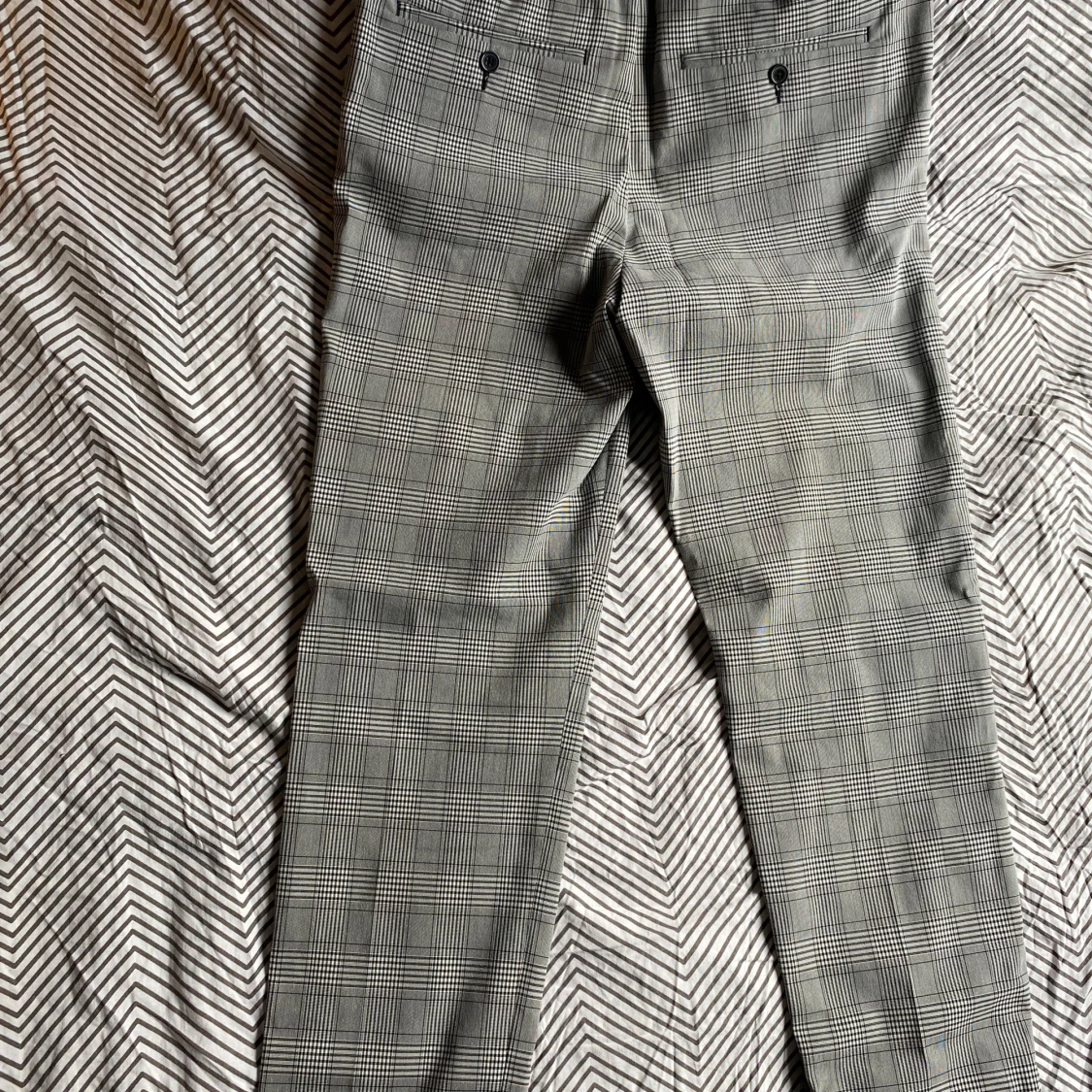 Rutig slim fit byxa från H&M - 1