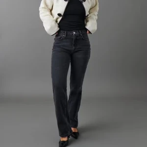 Mid straight jeans - Säljer dessa mid straight jeans från Gina storlek 36, svart/ gråa använda 1 gång så i nytt skick, helt slutsålda!