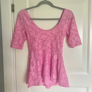 Rosa peplumtopp spets - Fint skick, passar även S
