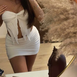 Vit kort bandeau - Supersnygg vit kort bandeautopp. Endast toppen som säljs 