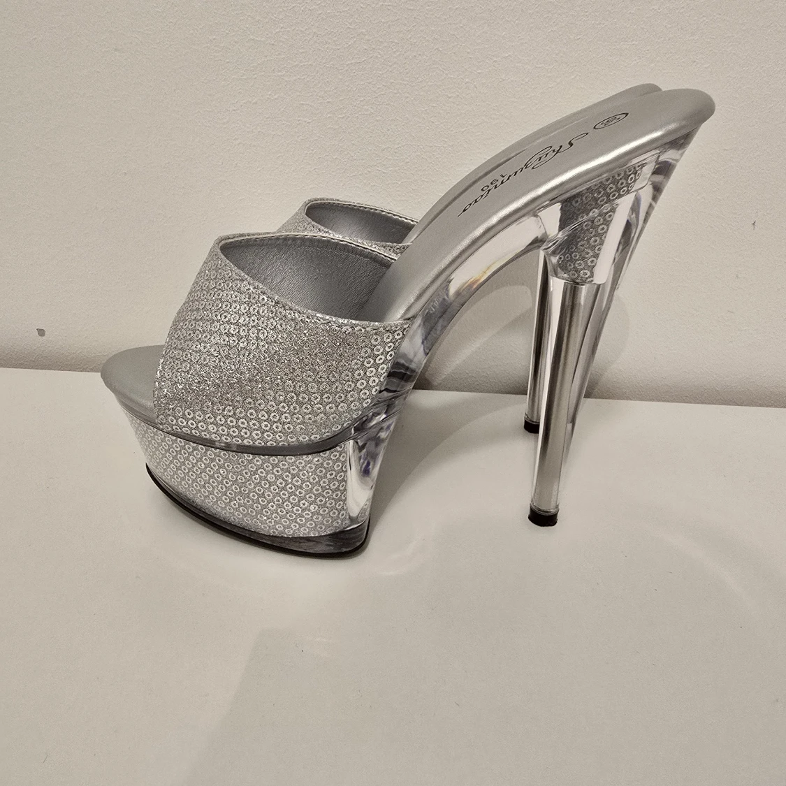 Silverfärgade platåpumps med hög klack