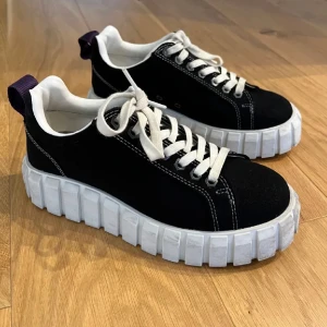 Svarta sneakers med chunky sula - Snygga eytys skor. De är stora i storleken för att vara en 36a så de passar 37 också!