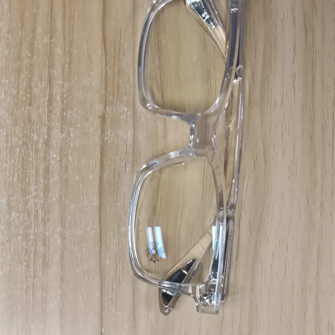 Transparenta glasögon med gulddetaljer - 2