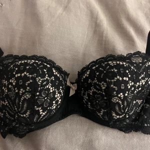 Hunkemöller bh  - Superfin Bh från hunkemöller. Storlek 70B. Nypris 499 , köpte av en på plick men för liten så säljer 