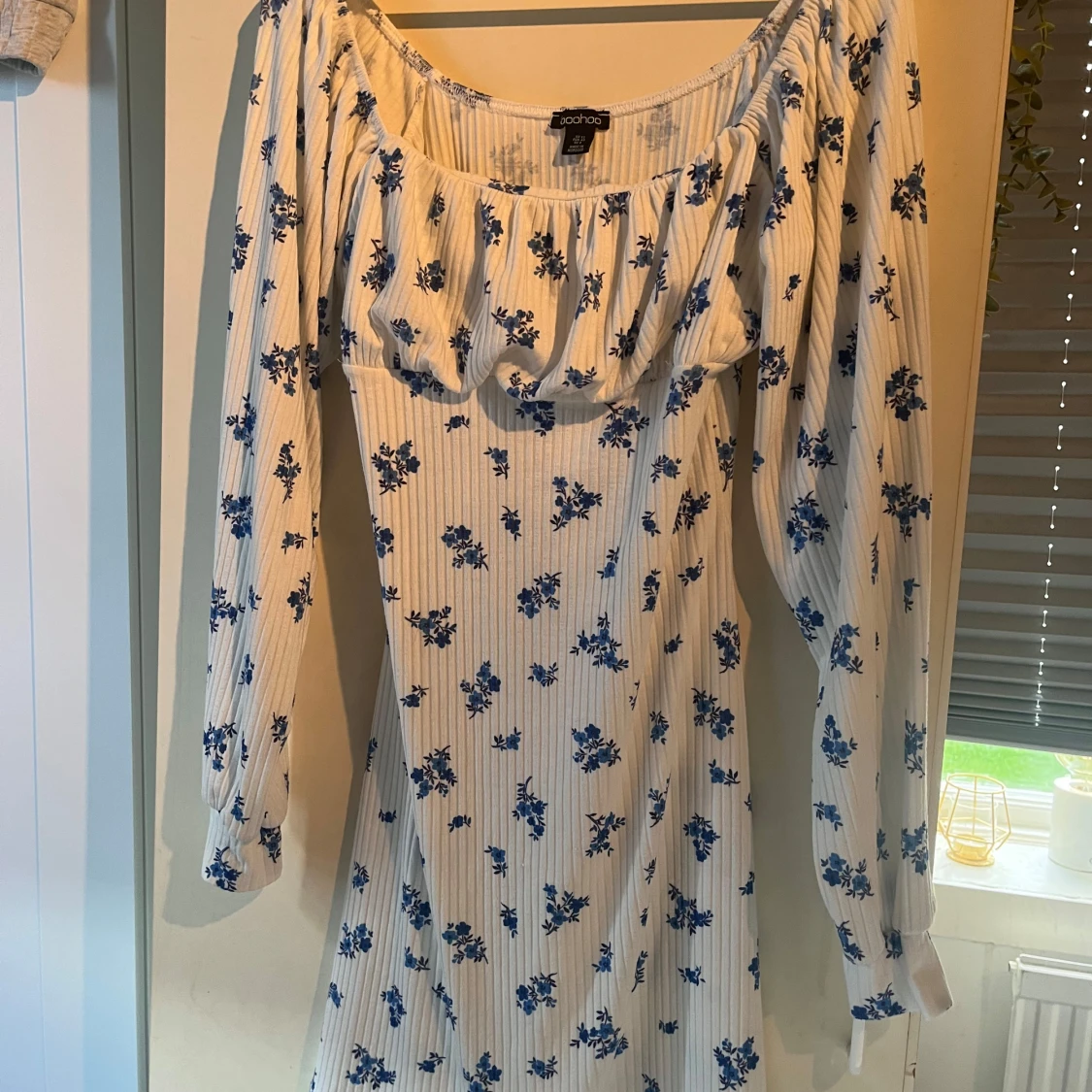 Blommig långärmad klänning