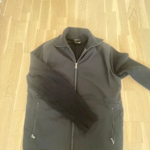 Svart Massimo dutti cardigan - Svart Massimo dutti cardigan stl M priset är prutbart köpt för 1100kr sälj nu endast för 650kr