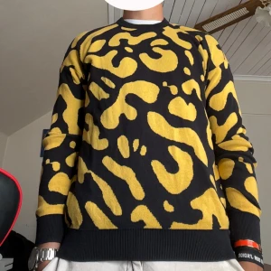 Gul och svart leopardtröja från Zara - Cool stickad tröja från Zara i storlek S med ett fett leopardmönster i gult och svart. Tröjan har rund halsringning, långa ärmar och ribbade muddar. Perfekt för dig som vill sticka ut med en unik och trendig look. Skick 10/10