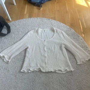 Vit stickad kofta - Så söt, använd fåtal gånger🫶 strl L men liten i storleken så passar mig perfekt som brukar ha S-M. Trekvartsärmad kofta!