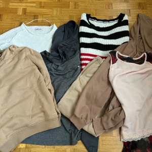 Inspoco mysterybox strl L  - Säljer en paket  - beige hoodie med grov snörning i halsen och ribbade muddar. Tröjan har en avslappnad passform och är tillverkad i mjuk bomullsmix, perfekt för chill dagar. - Träningströja från Esmara  - vit tröja - randig tröja  - Zara Linné - träningsbyxor dem är slitna se bild men kan användas hemma eller extra byxor vid graviditet kan vara skönt.  - brun kofta Från acceptabel skick till ok skick