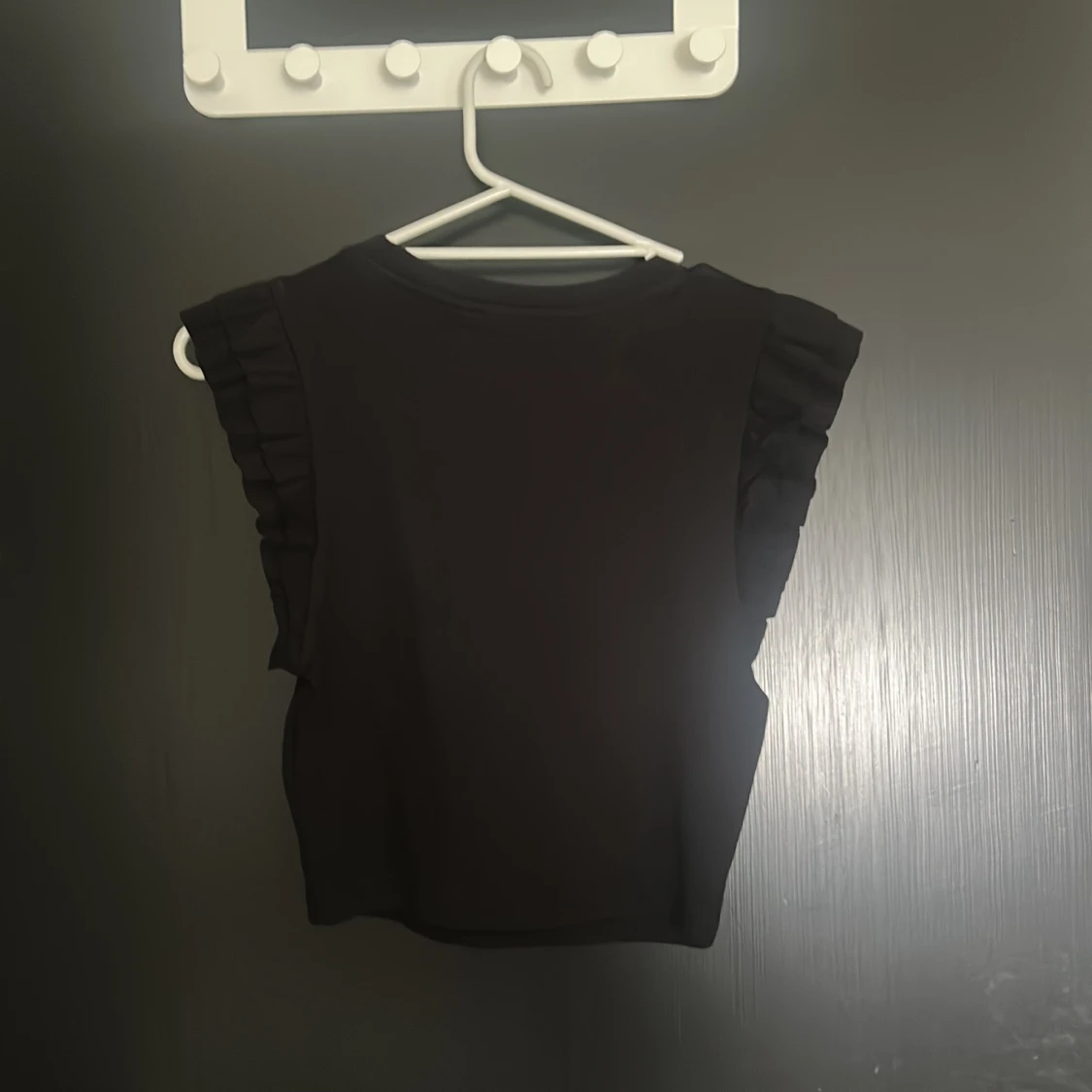 Svart croppad topp med volang från Zara - 2