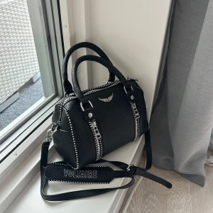 Sunny bag  - Säljer min Sunny XS Studs som bara använts försiktigt. Den är i väldigt bra skick, köpt för 2650 kr via Plick. Jag har börjat använda en annan väska mer, så denna får lämna samlingen. Mått: 23 x 14 x 11.5 cm. Dustbag medföljer inte !💗💗💗💗