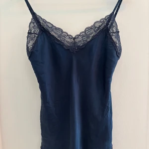 Mörkblått satin linne Intimissimi - Säljer ett super fint mörkblått satin linne från Intimissimi i storlek xs. Linnet är i mycket bra skick och nästan aldrig använt 🎀