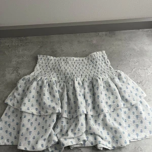 Ny jättesöt kjol  - Jättefin vit kjol med blåa detaljer. Helt ny med prislapp. 