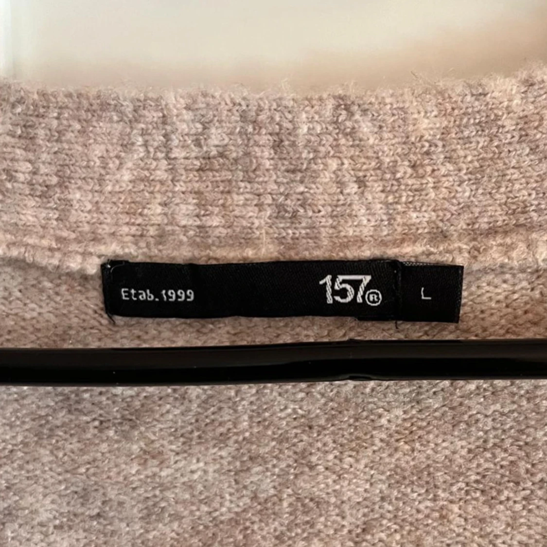 Beige stickad kofta med knappar  - 2