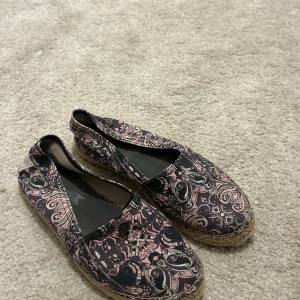 Odd Molly mönstrade ballerinaskor - Snygga ballerinaskor från Odd Molly! Så bra skick !