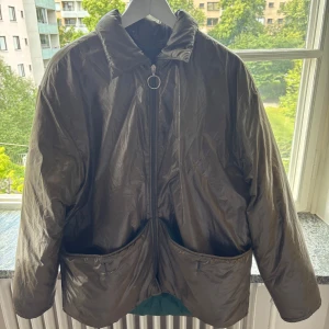 Dunn jacka från Stockholm Surfboard Club storlek L - Den är använd och har ett litet hål 