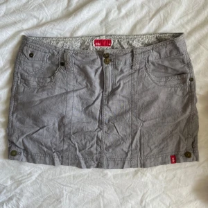 Grå minikjol  - Superfin grå minikjol med spets detaljer🫶🏼 Från EDC i storlek 40. Superskönt linne material🫶🏼i bra skick! Midjemått-43cm längd-32cm