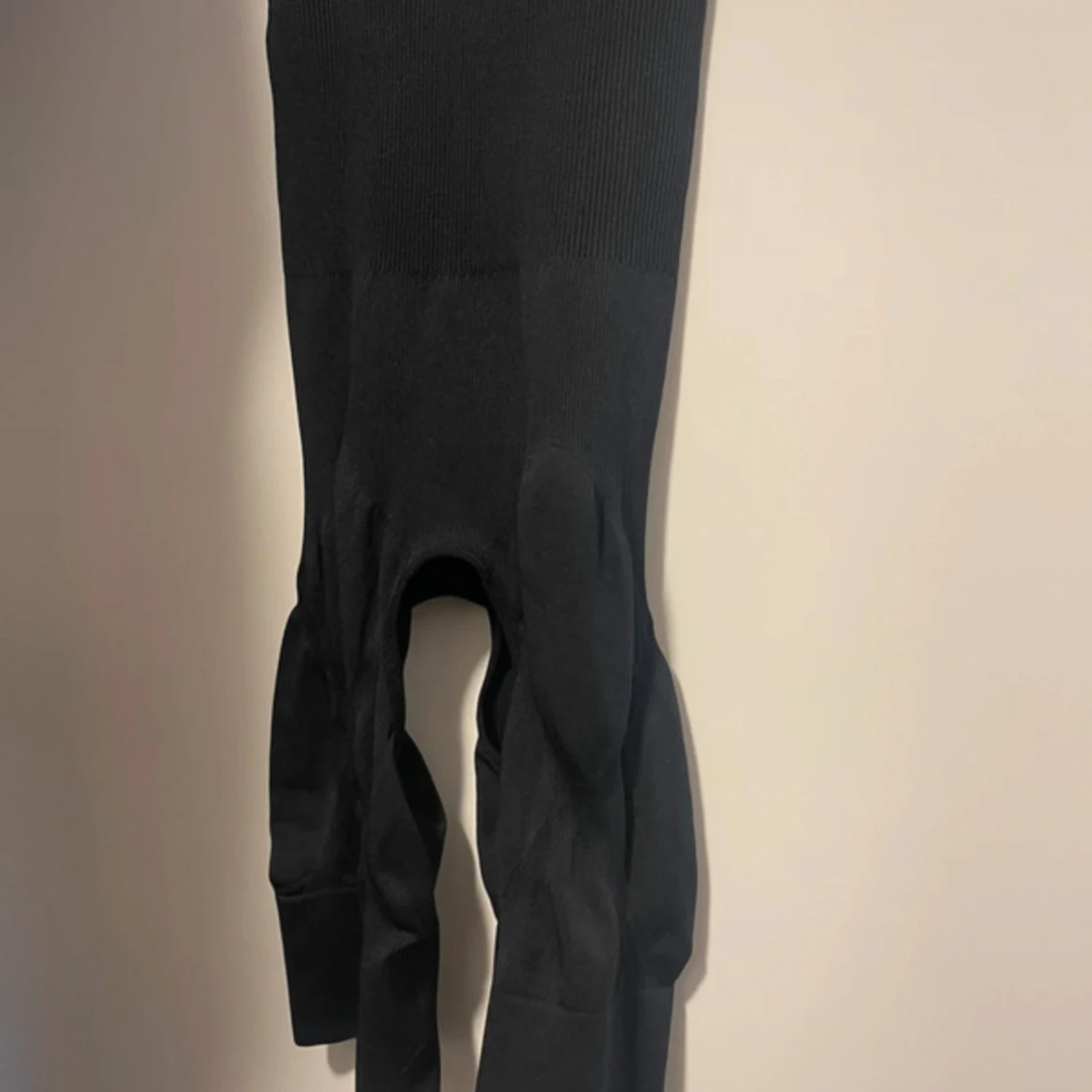 Svart sömlös jumpsuit L-XL - 1