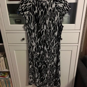 Svartvit klänning från Savoir - Säljer en klänning från Savoir med svartvitt mönster. Storlek UK 14