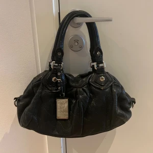 Marc Jacobs väska  - ⚠️OBS!! INTRESSEKOLL HÖR AV ER INNAN KÖP⚠️Marc Jacobs med silvriga detaljer som har kommit mycket till användning men fortfarande i fint skick. Väskan är lite smutsig inuti därav priset. Ingår ej lång band🩷