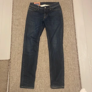Acne studios jeans - Acne studios blå konst mörkblå jeans strl 29. Fint skick rikitgt bra kvalite, made in italy. Nypris runt 3000 mitt pris 449. Hör gärna av dig för fler bilder eller frågor 🙌