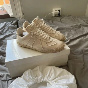 Maison margiela gats espadrilles - Säljer mina Maison margiela espadrilles då jag ej använder dem. Dem är sparsamt använda så inprincip helt nya förutom att sulan har tecken på användning, allt på bilden följer med, kan även tänka mig byta med ett par Maison margiela gats