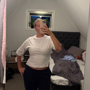 Topp med knytning bak - Snygg topp med knytning i ryggen som är köpt ifrån Nelly och är i modellen ”open back tie tee”💕Använt ett fåtal gånger och den är fortfarande som ny😊