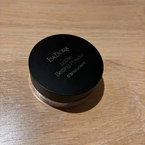 Isadora Loose Setting Powder translucent - Translucent löspuder från Isadora helt oanvänd som man ser på bild 2