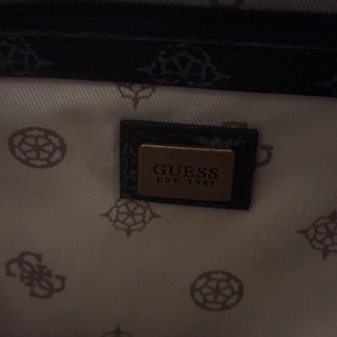 Svart handväska från Guess med mönster - 1