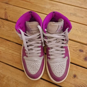 Nike Air Jordan 1 mid lila och grå - Nike Air Jordan 1 mid köpte 2022, har används flitigt i 2 år. Finns slitage, därav billigt pris. Pris går att diskutera!☺️