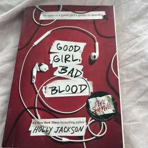 Good Girl, Bad Blood - En spännande uppföljare till 'A Good Girl's Guide to Murder'. Följ Pip när hon dras in i ett nytt mysterium, där en vän försvinner och mörka hemligheter avslöjas. Perfekt för dig som gillar true crime, poddar och nervkittlande berättelser!