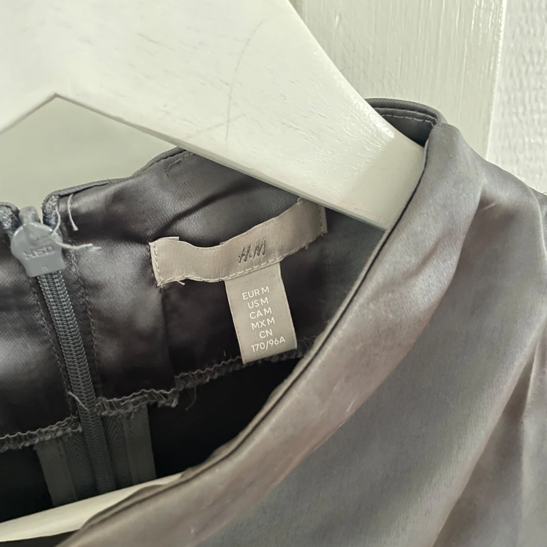 Grå/silver satinblus från H&M - 2