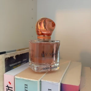 My Way parfym från Giorgio Armani - Säljer en elegant parfymflaska, My Way från Giorgio Armani. Flaskan är genomskinlig med rosa doftvätska och har ett unikt, glansigt rosa lock med gulddetaljer. Perfekt för dig som gillar lyxiga och stilrena dofter. Endast testad 