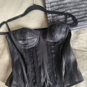 Svart satin korsett från Zara - Supersnygg korsett från Zara. Slutsåld och har lapparna kvar!