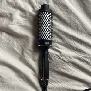 Björn Axén varmluftsborste - Säljer nu min jättebra Björn Axén varmluftsborste då den inte kommer till användning, använt typ 4 ggr, är som ny💗 Kan tänka mig gå ner i pris vid snabb affär‼️