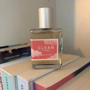 CLEAN Classic Vanilla Cloud parfym - Fräsch parfym från CLEAN Classic i doften Vanilla Cloud. Flaskan är rektangulär i genomskinligt glas med en silvrig metallkork och en rosa etikett med vita moln. Perfekt för dig som gillar mjuka, söta och fräscha dofter.endast testad 