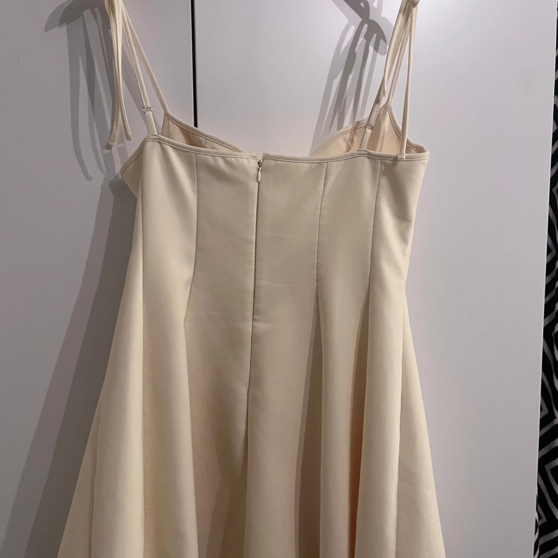 Champagnefärgad kort klänning från Zara - 2