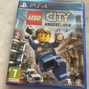 LEGO City Undercover - Upplev action och humor i LEGO City Undercover! Spela som polis och lös brott i en öppen värld fylld av galna jakter, coola fordon och massor av LEGO-karaktärer. Perfekt för dig som gillar äventyr och vill utforska en färgstark stad med vänner. Oanvänt 