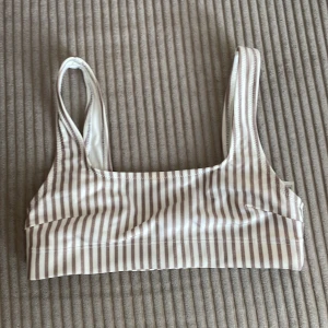 Randig bikinitopp - En randig bikinitopp från Hm. Endast använd en gång då den är för liten för mig! 