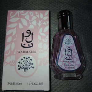 Warmkiss parfym 50ml rosa flaska - Söt parfym från Warmkiss i en elegant, multifasetterad glasflaska med silverfärgat lock. Innehållet är ljusrosa och flaskan rymmer 50ml. Förpackningen har blommigt mönster i rosa och vitt, vilket ger en fräsch och feminin känsla.
