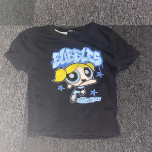 Powerpuff Girls Bubbles t-shirt svart - Säljer denna pga att jag inte gillar hur den ser ut. Trycket har blivit lite ”slitet” men annars fint skick