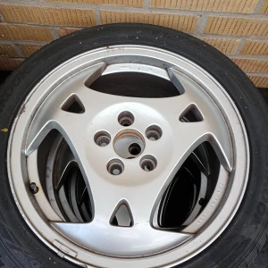 SAAB däck winter med fälg Hancook,225/45 ZR17 9YY. - 4 stycken.Mycket fina SAAB Däck winter med fälg Hancook 225/45 ZR17 9YY. Mönsterdjup 5 mm-1cm. Hämtas i Skene och skickas ej.