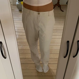 Beiga linnebyxor med raka ben - Säljer dessa supersnygga linnebyxor som tyvärr är för små för mig❤️❤️Xs-S