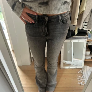 Jeans Vero Moda - Mörkgråa bootcut mid waist jeans från Vero Moda som tyvärr inte kommer till användning mer!