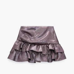 Lila zara kjol - Lila glittrig volangkjol från Zara med inbyggda skorts. Jättebra skick, Storlek M men har sytt in den så den sitter mer som xs/s! 