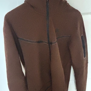 Brunt Nike tech set - Brunt set från Nike. Tillverkad i mjuk fleece som är perfekt för kyliga dagar. #niketech #nikehoodie #hoodie #mjukis #mjukisset #mjukisbyxor #nike #brun 